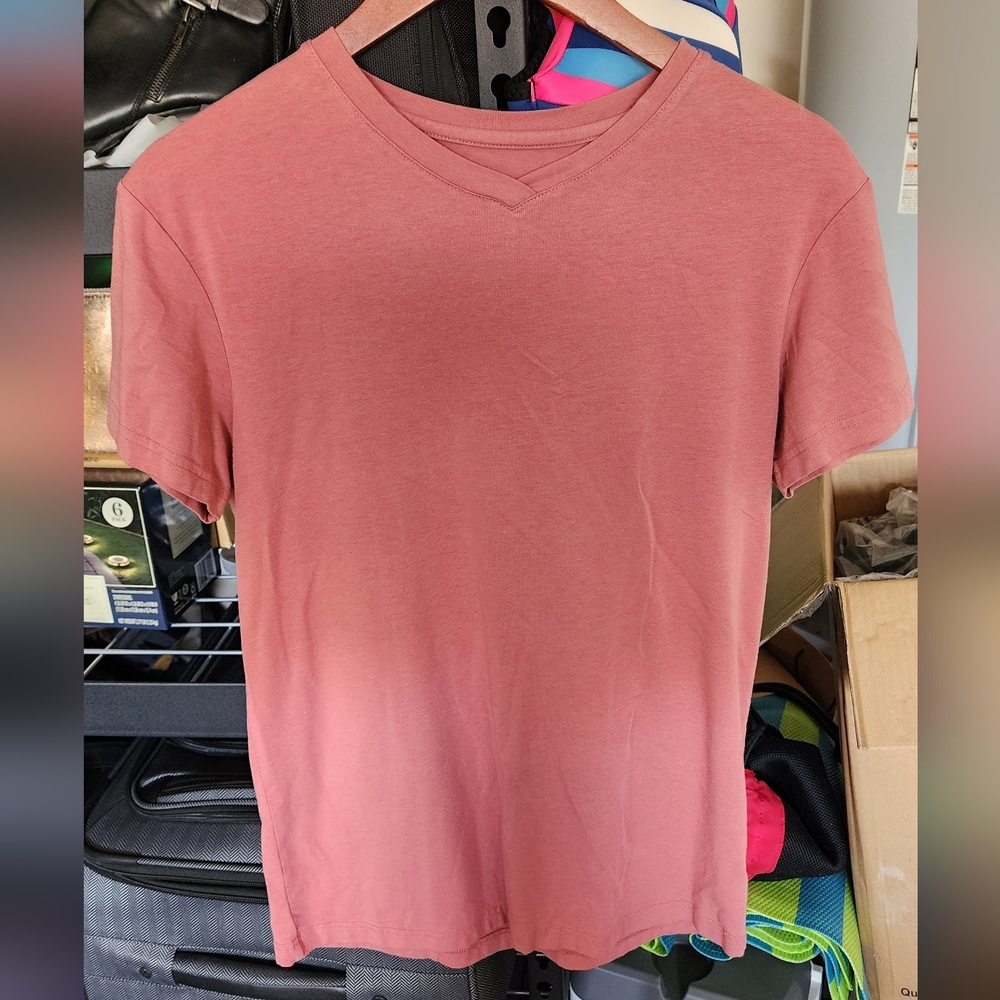 Alphalete Premium SS V-Neck T-Shirt - S - Dusty Rose